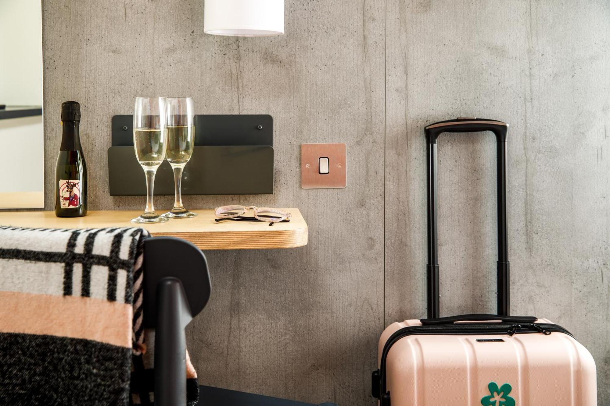 Ibis Budget Manchester Airport T2 헤일 외부 사진